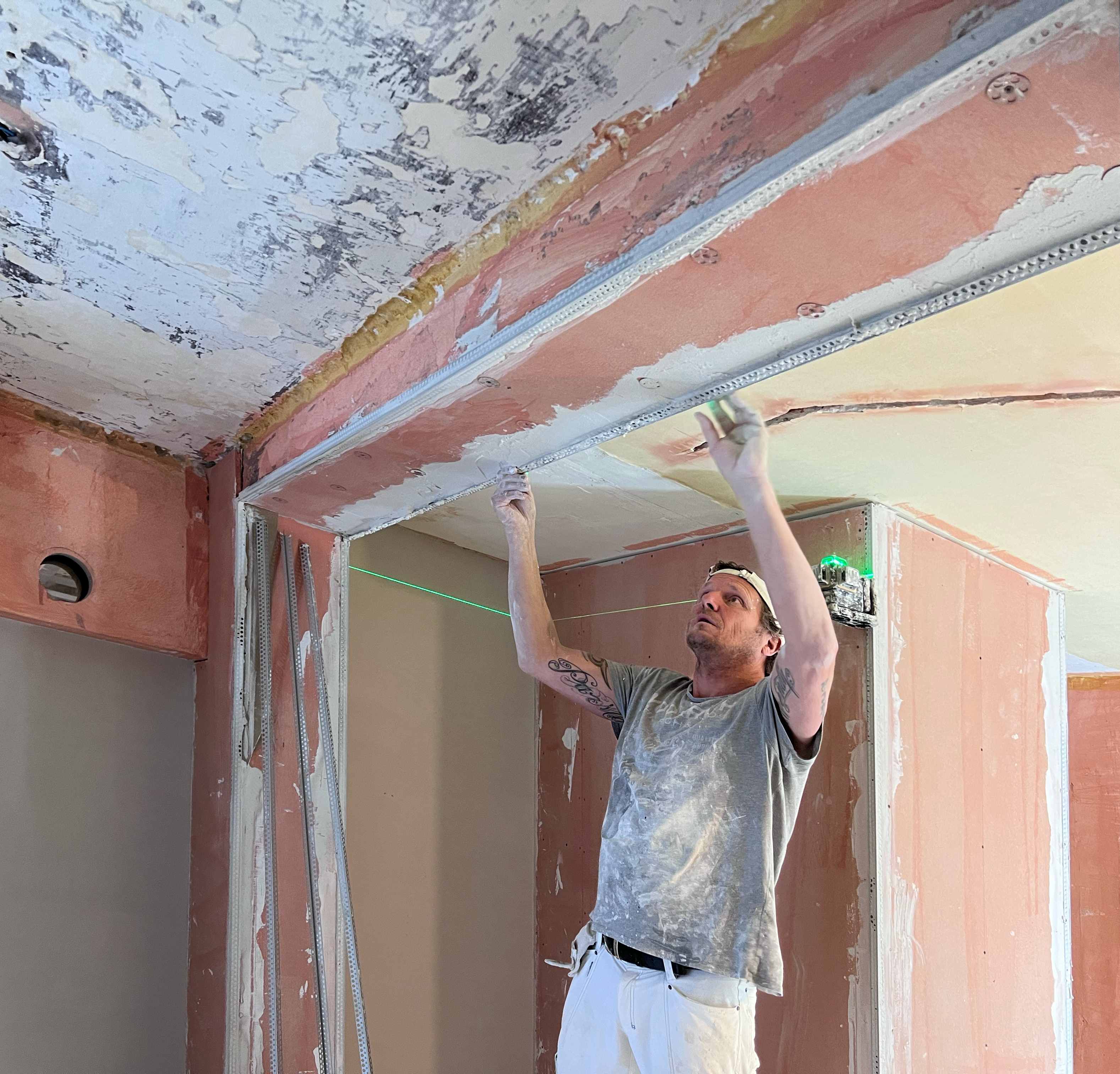 Lex zorgt ervoor dat alles glad gestuct is.