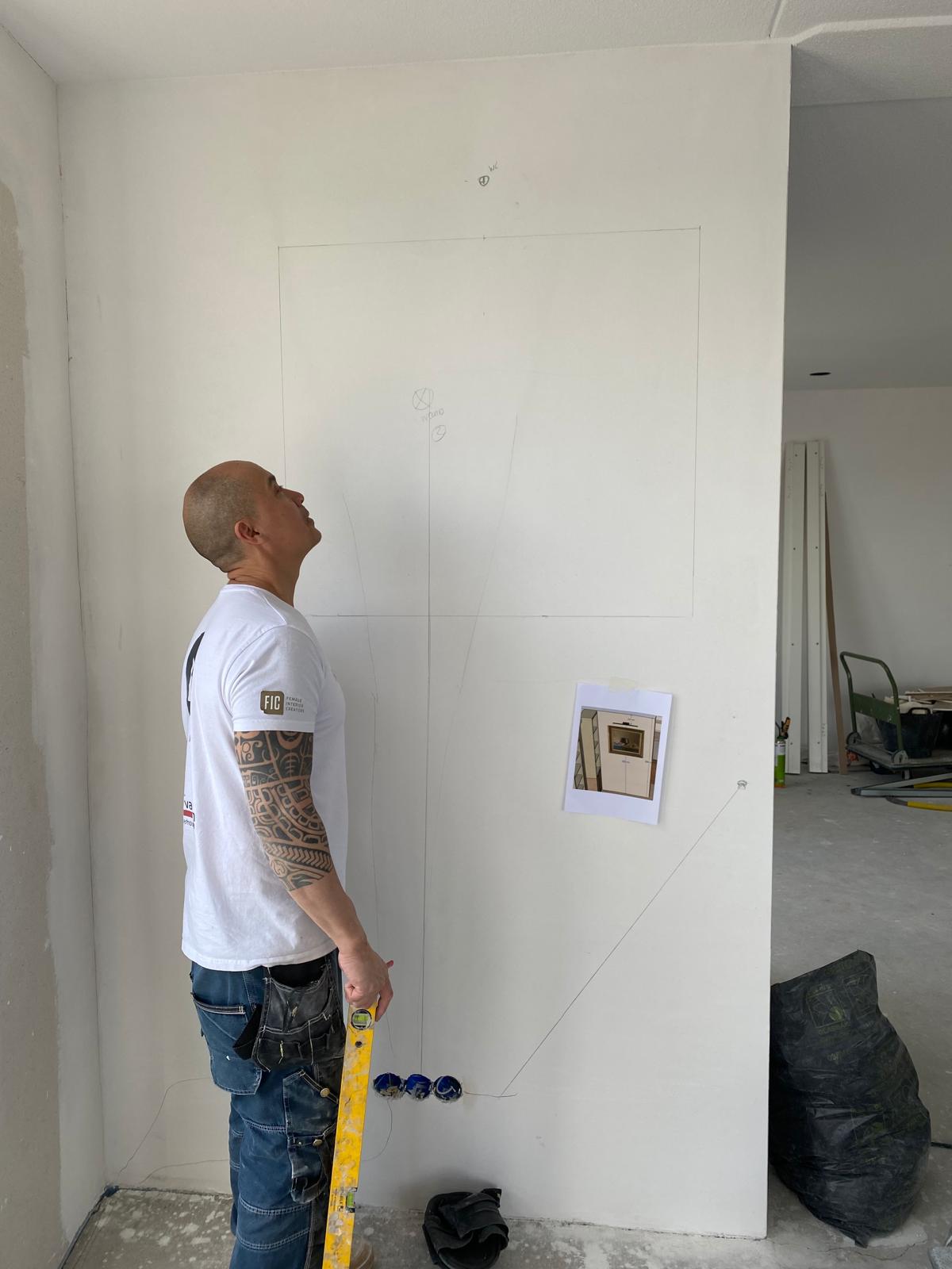 Percy tekent het elektraplan uit.