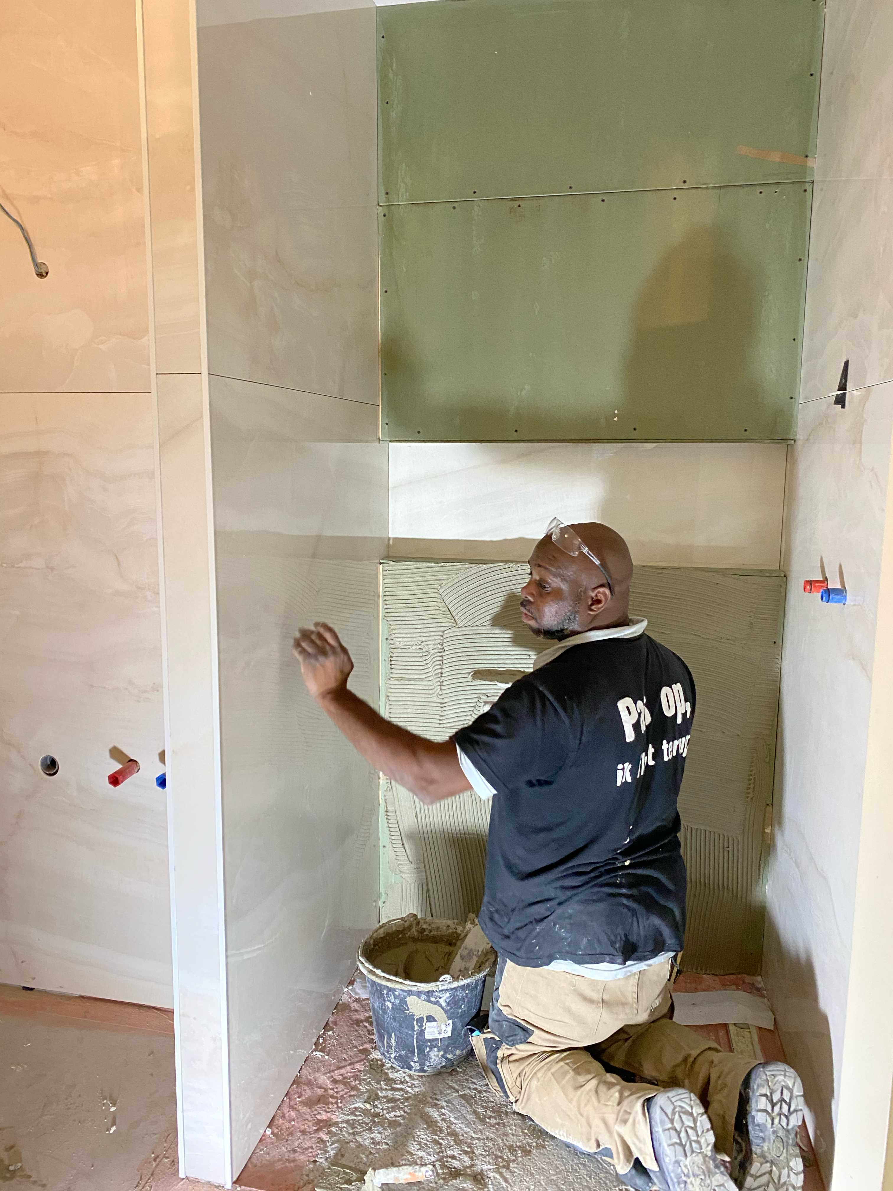 Remsis tegelt het tegelplan van de architect nauwkeurig.